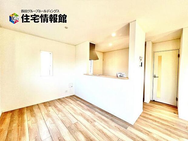 カウンターキッチン越しに会話も楽しめるダイニングキッチン。