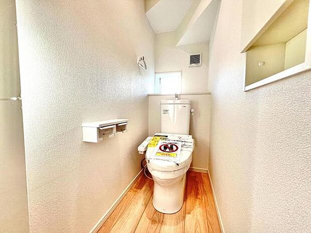 シャワー洗浄機能付のトイレは、清潔感が印象的な空間ですね。