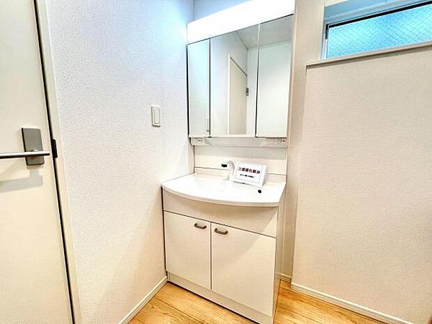 シャワー付き洗面化粧台です。手軽にシャンプーができ、お掃除もしやすいですね。