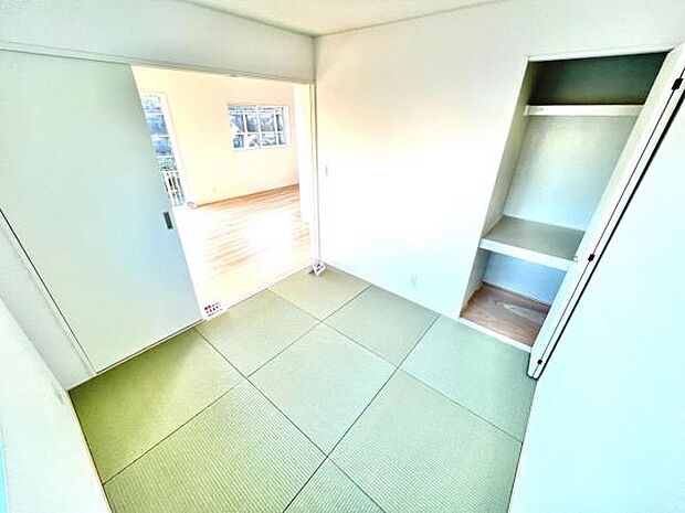 中の物を確認しやすく、取り出しやすい収納スペース。お部屋を広々とお使いいただけます。