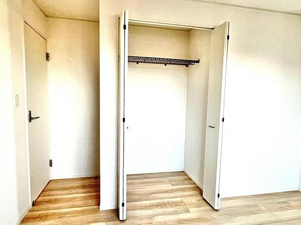 いつでもお部屋をスッキリお使い頂ける収納スペースを設置。