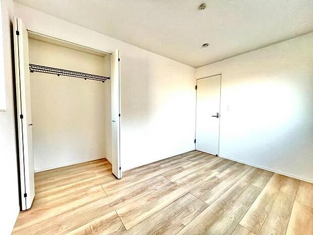 いつでもお部屋をスッキリお使い頂ける収納スペースを設置。