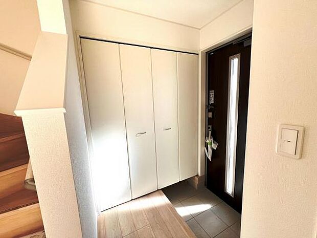 綺麗で明るい玄関でお客様をお迎えいただけます。