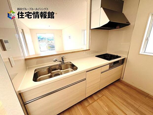 ご家族を見守りながら家事が捗る対面式キッチン。お料理をしながらご家族のサポートも可能です。