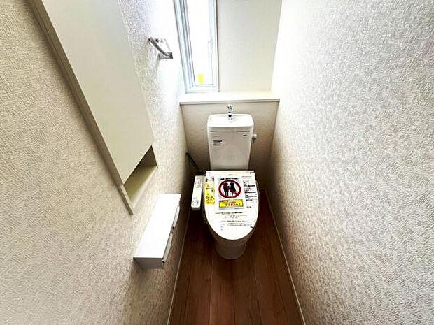 シャワー洗浄機能付のトイレは、清潔感が印象的な空間ですね。