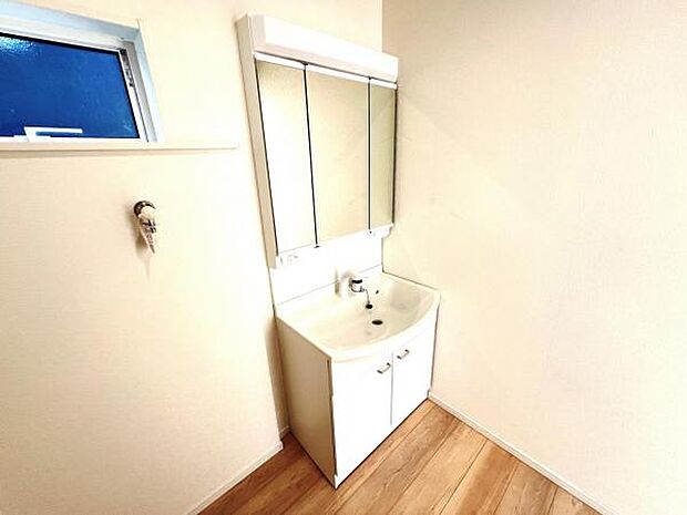 シャワー付き洗面化粧台です。手軽にシャンプーができ、お掃除もしやすいですね。