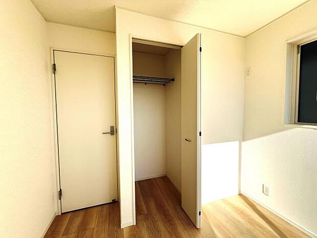 いつでもお部屋をスッキリお使い頂ける収納スペースを設置。