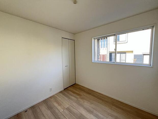 木の温もりが優しいフローリングの収納スペース付き洋室です。