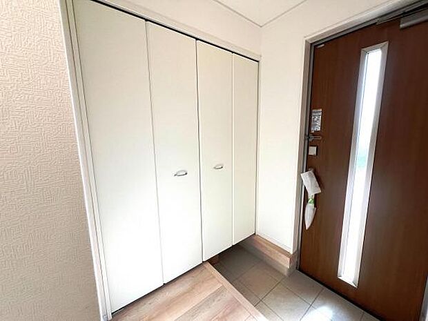 綺麗で明るい玄関でお客様をお迎えいただけます。