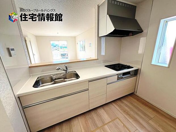 ご家族を見守りながら家事が捗る対面式キッチン。お料理をしながらご家族のサポートも可能です。