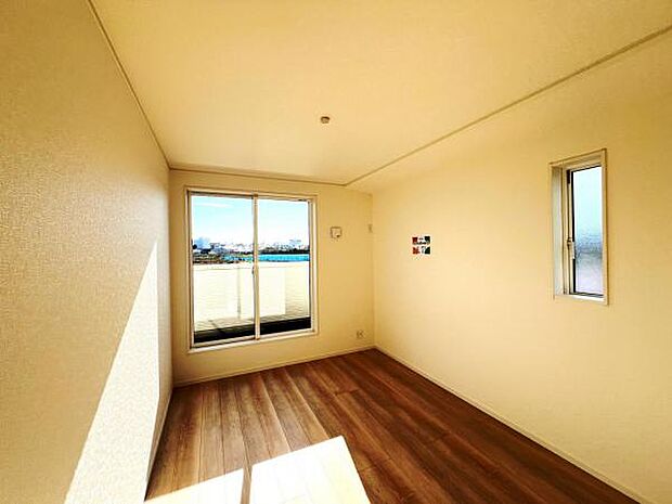 明るい広々とした主寝室でご家族ゆっくりお休みになれますね。