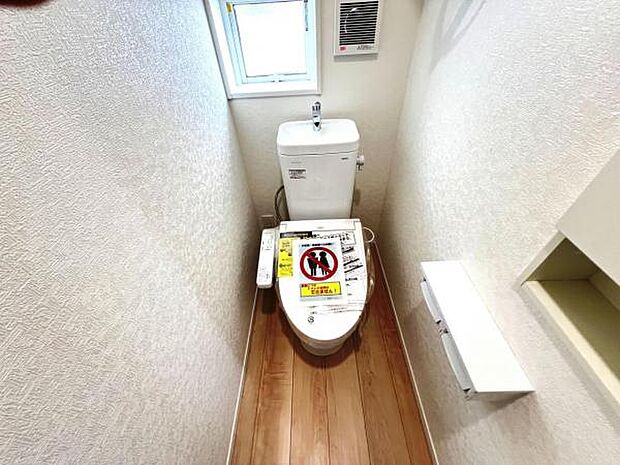 シャワー洗浄機能付のトイレは、清潔感が印象的な空間ですね。