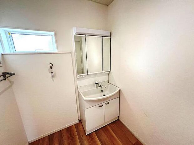 シャワー付き洗面化粧台です。手軽にシャンプーができ、お掃除もしやすいですね。