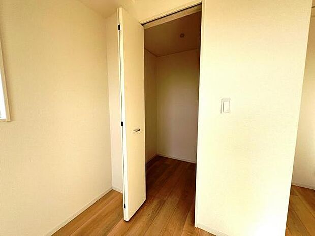 ウォークインクローゼットがあり収納スペースも豊富。季節物もスッキリ片付きそうです。