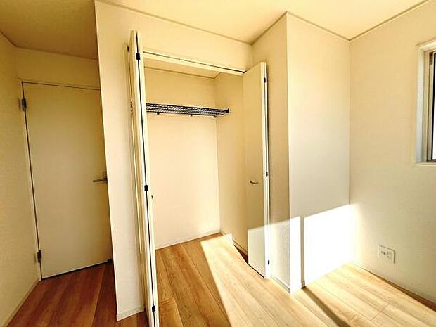 中の物を確認しやすく、取り出しやすい収納スペース。お部屋を広々とお使いいただけます。