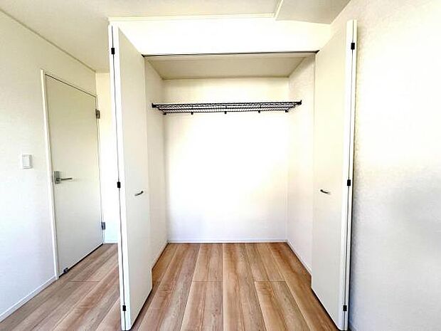 いつでもお部屋をスッキリお使い頂ける収納スペースを設置。