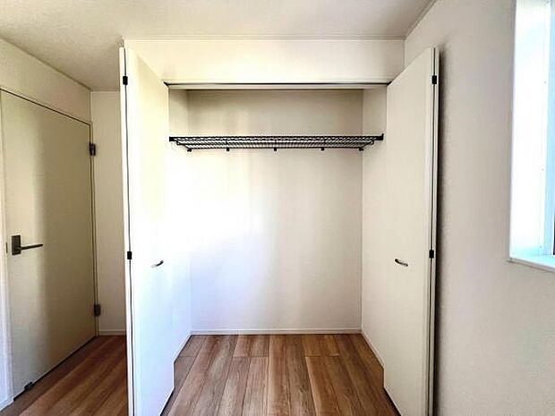 いつでもお部屋をスッキリお使い頂ける収納スペースを設置。