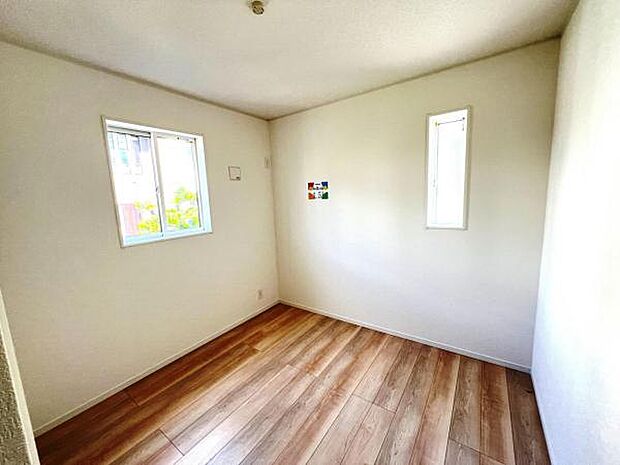 木の温もりが優しいフローリングの収納スペース付き洋室です。