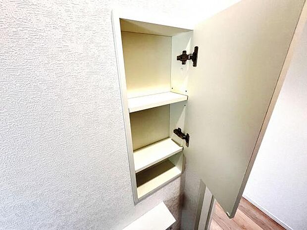 トイレに埋め込み収納があります、消耗品などの収納に役立ちそうですね。
