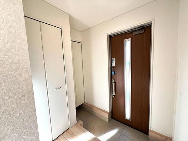 綺麗で明るい玄関でお客様をお迎えいただけます。
