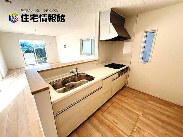 ご家族を見守りながら家事が捗る対面式キッチン。お料理をしながらご家族のサポートも可能です。