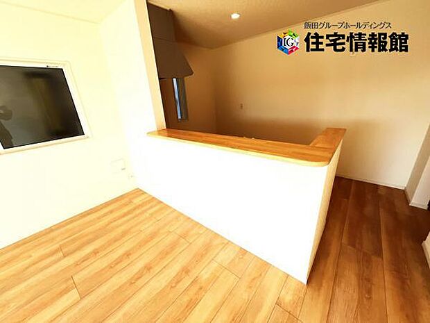 カウンターキッチン越しに会話も楽しめるダイニングキッチン。