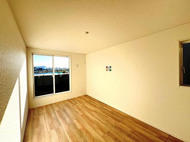 明るい広々とした主寝室でご家族ゆっくりお休みになれますね。