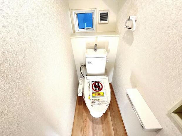 シャワー洗浄機能付のトイレは、清潔感が印象的な空間ですね。