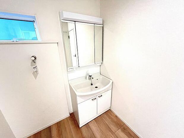 シャワー付き洗面化粧台です。手軽にシャンプーができ、お掃除もしやすいですね。