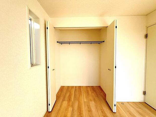 中の物を確認しやすく、取り出しやすい収納スペース。お部屋を広々とお使いいただけます。