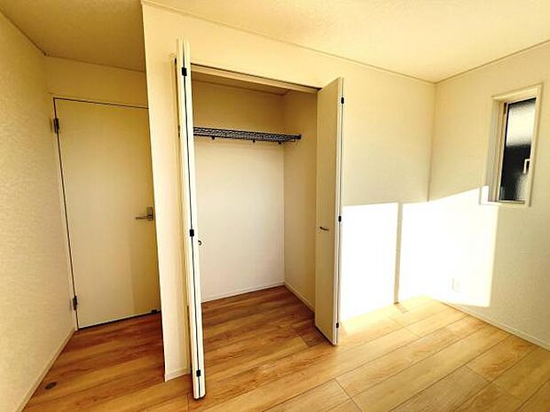 いつでもお部屋をスッキリお使い頂ける収納スペースを設置。