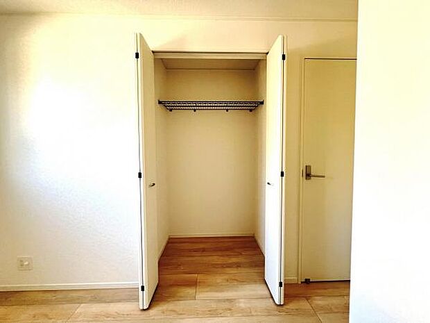 いつでもお部屋をスッキリお使い頂ける収納スペースを設置。