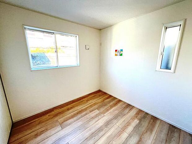 木の温もりが優しいフローリングの収納スペース付き洋室です。