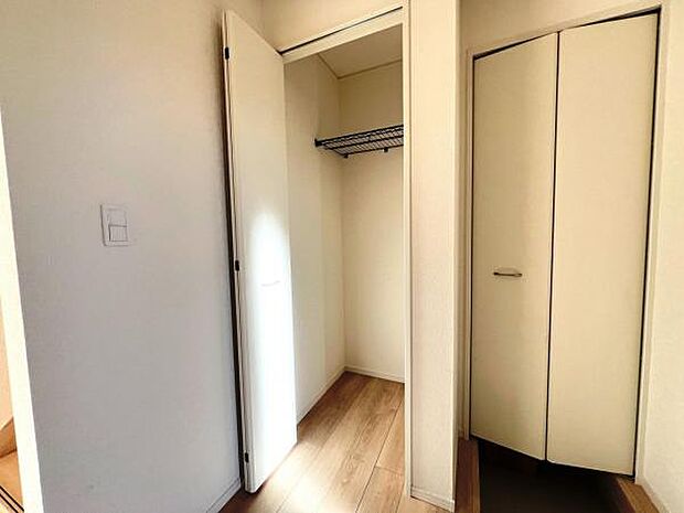 玄関にあるクローゼットです、家族のコートなどの収納にも役立ちそうですね。