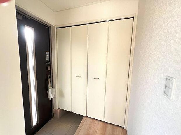 綺麗で明るい玄関でお客様をお迎えいただけます。