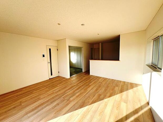 ご家族でゆったり食事が楽しめるダイニングスペースです。