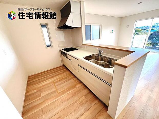 ご家族を見守りながら家事が捗る対面式キッチン。お料理をしながらご家族のサポートも可能です。