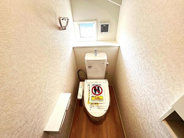 シャワー洗浄機能付のトイレは、清潔感が印象的な空間ですね。