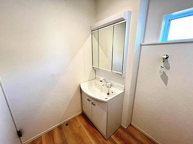 シャワー付き洗面化粧台です。手軽にシャンプーができ、お掃除もしやすいですね。