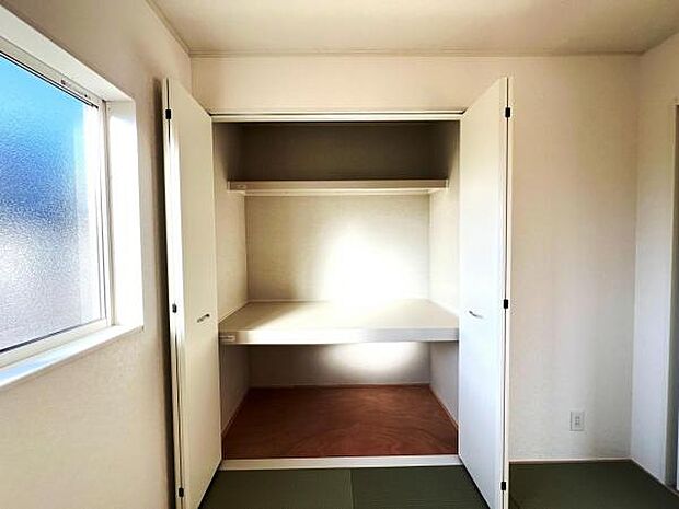 中の物を確認しやすく、取り出しやすい収納スペース。お部屋を広々とお使いいただけます。