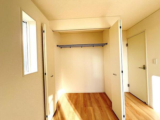 いつでもお部屋をスッキリお使い頂ける収納スペースを設置。