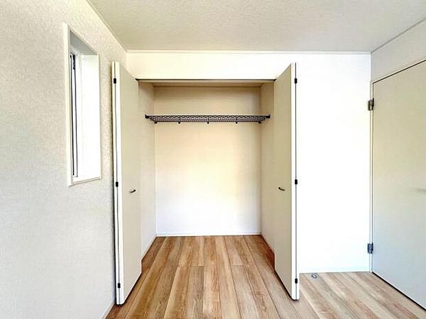 いつでもお部屋をスッキリお使い頂ける収納スペースを設置。