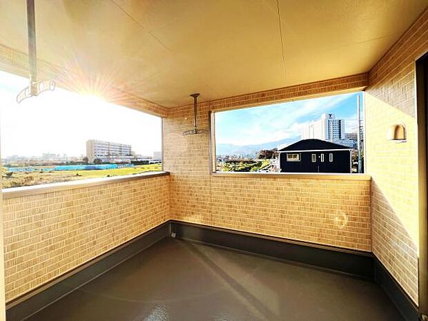 インナーバルコニーです、突然の雨降りでも安心ですね。