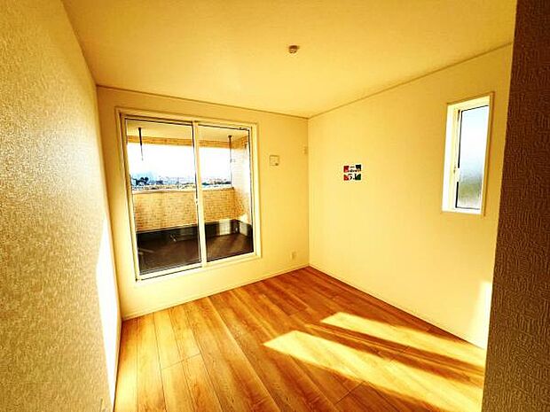 木の温もりが優しいフローリングの収納スペース付き洋室です。