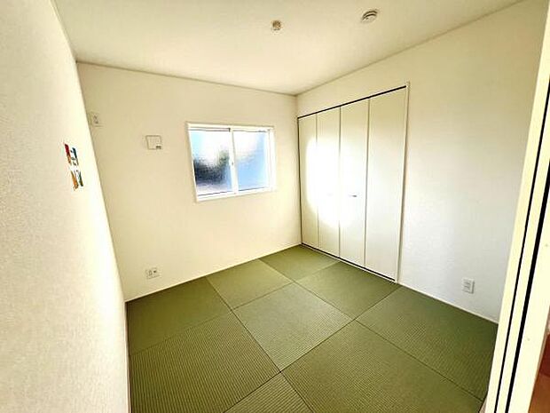 リビングと続き間の和室です。客間、晩酌、家族団らんなど色々使えますね。