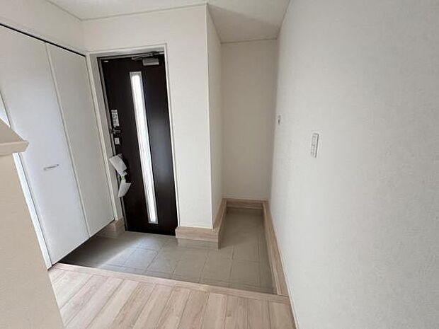 綺麗で明るい玄関でお客様をお迎えいただけます。