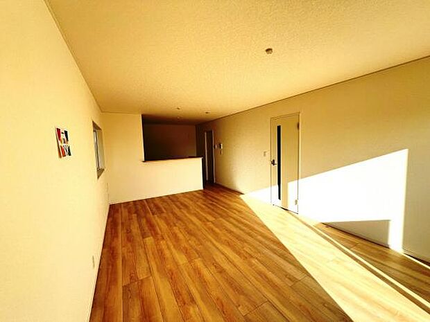 ご家族でゆったり食事が楽しめるダイニングスペースです。