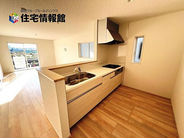 ご家族を見守りながら家事が捗る対面式キッチン。お料理をしながらご家族のサポートも可能です。