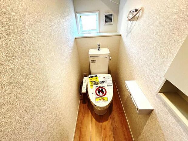 シャワー洗浄機能付のトイレは、清潔感が印象的な空間ですね。