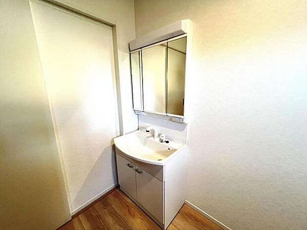 シャワー付き洗面化粧台です。手軽にシャンプーができ、お掃除もしやすいですね。